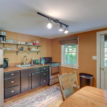 Secluded Marshall Cottage Hot Tub And Mountain View Exterior photo