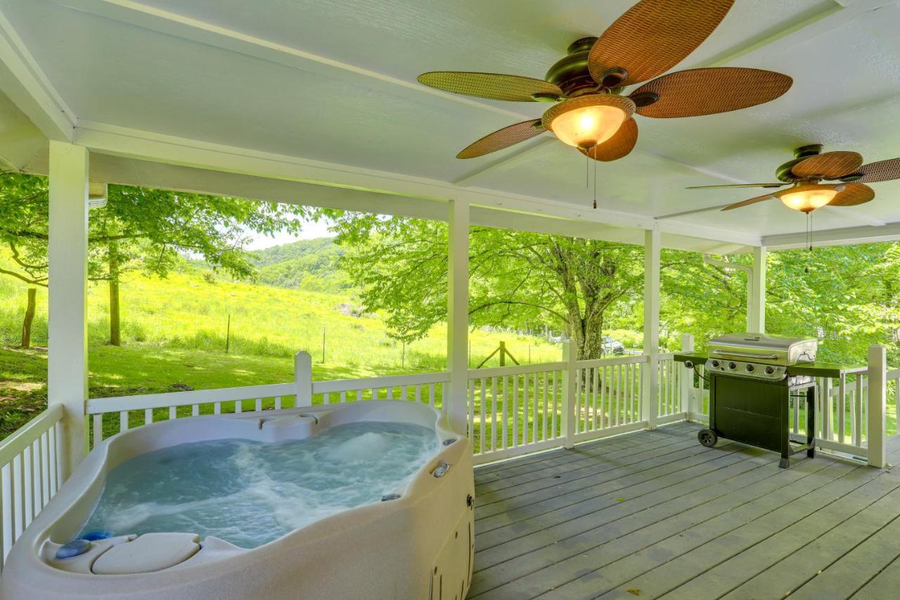 Secluded Marshall Cottage Hot Tub And Mountain View Exterior photo