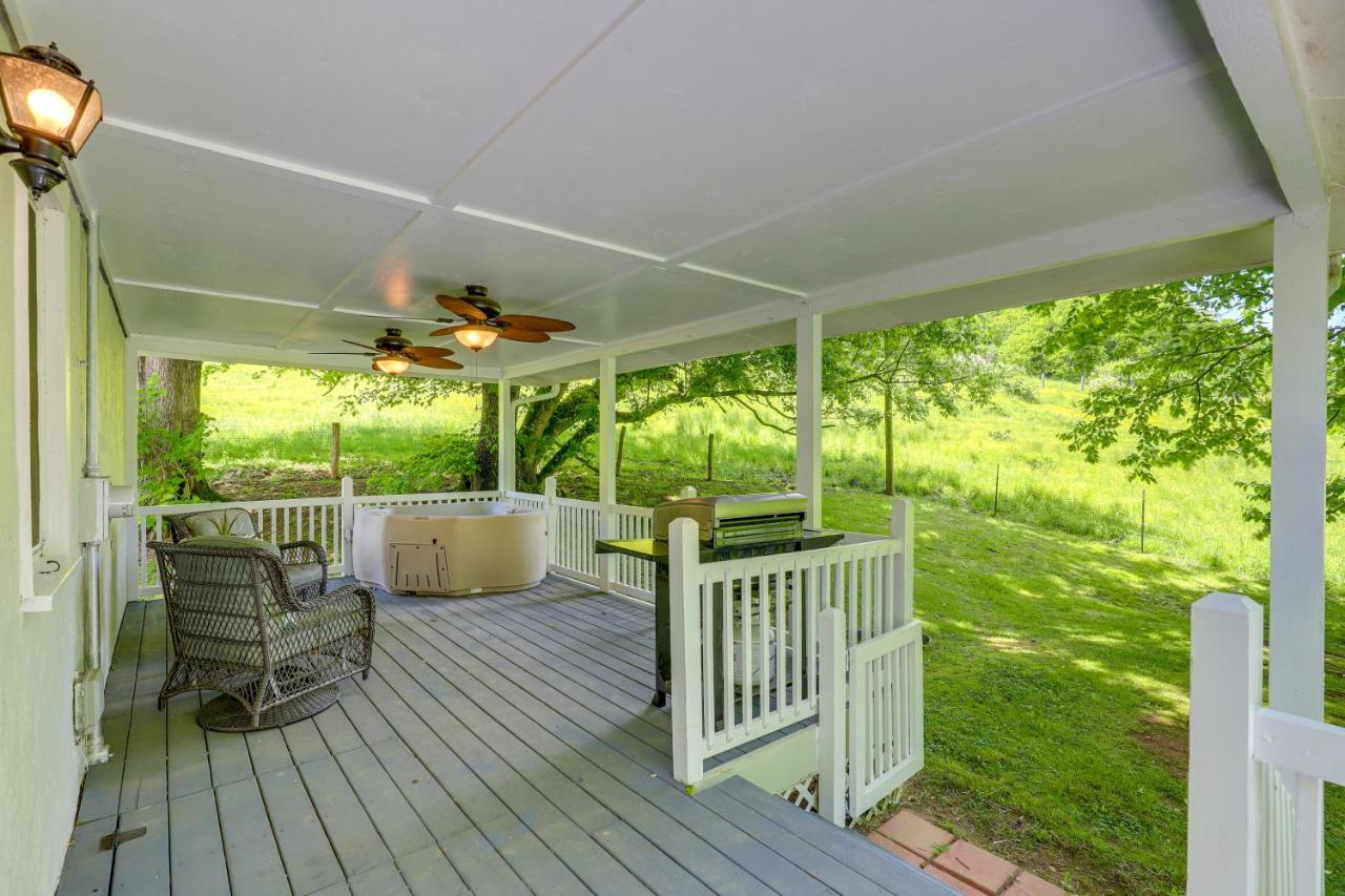 Secluded Marshall Cottage Hot Tub And Mountain View Exterior photo