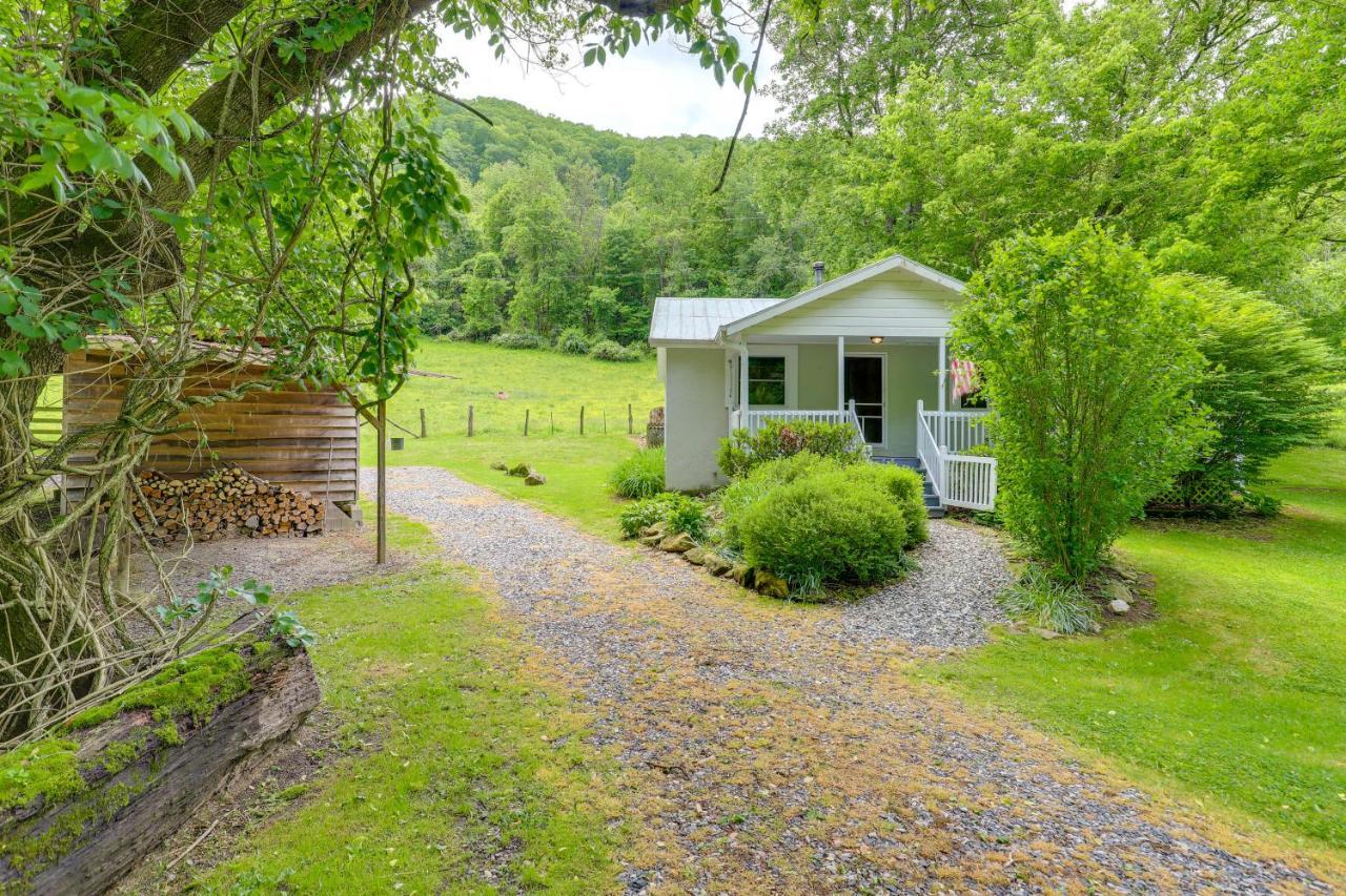 Secluded Marshall Cottage Hot Tub And Mountain View Exterior photo