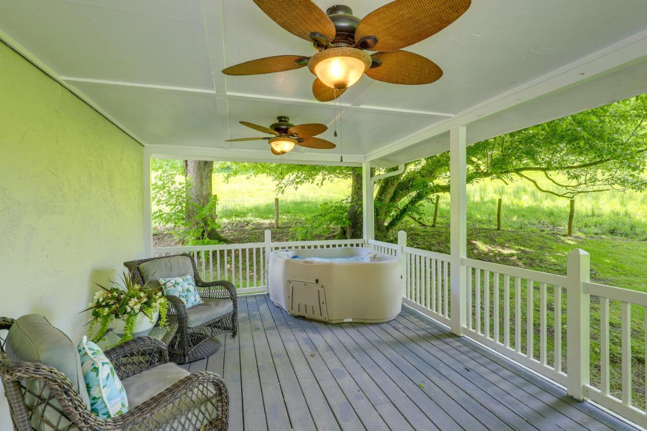 Secluded Marshall Cottage Hot Tub And Mountain View Exterior photo