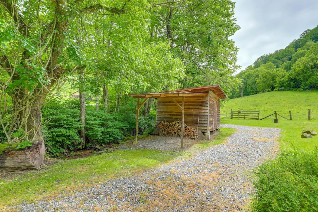 Secluded Marshall Cottage Hot Tub And Mountain View Exterior photo