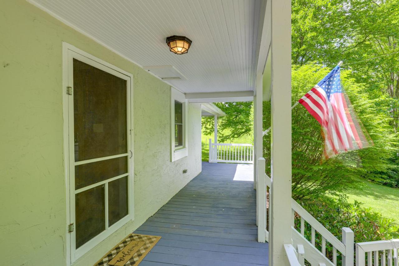 Secluded Marshall Cottage Hot Tub And Mountain View Exterior photo