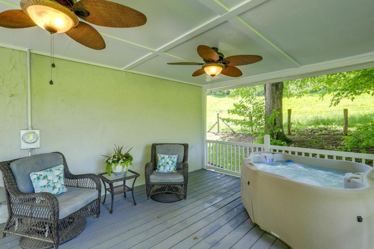 Secluded Marshall Cottage Hot Tub And Mountain View Exterior photo