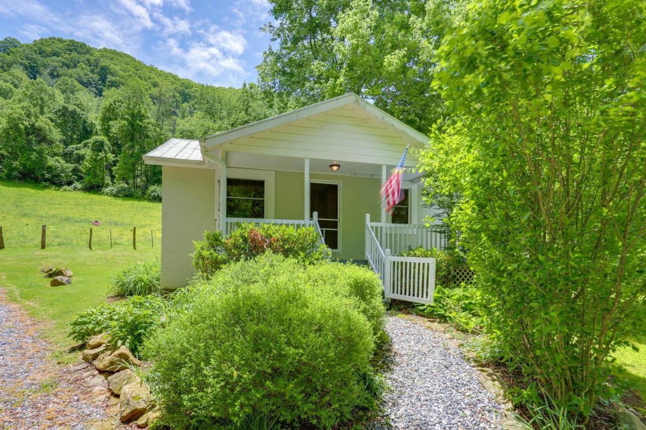 Secluded Marshall Cottage Hot Tub And Mountain View Exterior photo