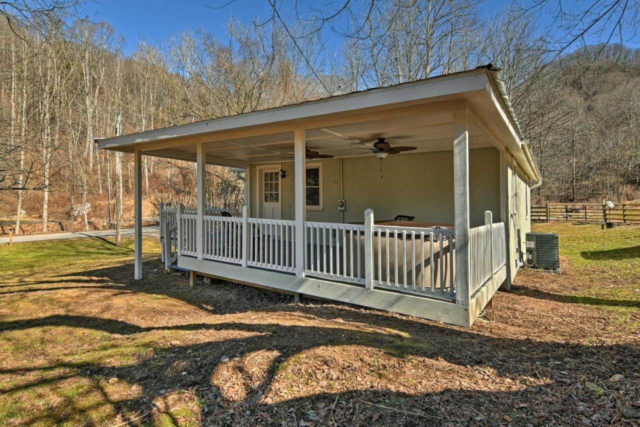 Secluded Marshall Cottage Hot Tub And Mountain View Exterior photo