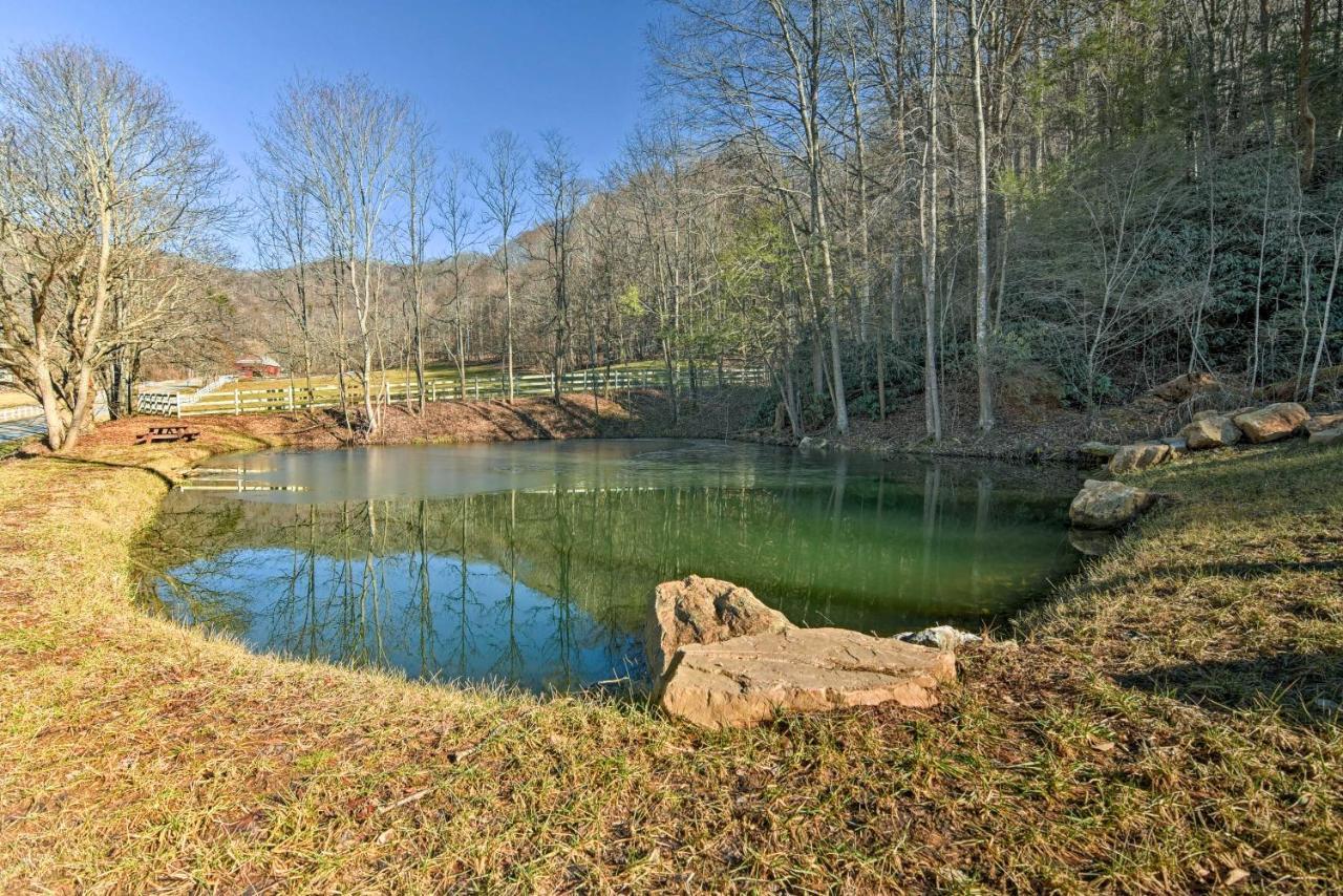 Secluded Marshall Cottage Hot Tub And Mountain View Exterior photo