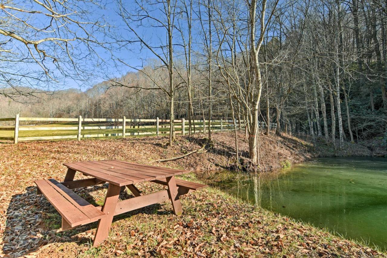 Secluded Marshall Cottage Hot Tub And Mountain View Exterior photo